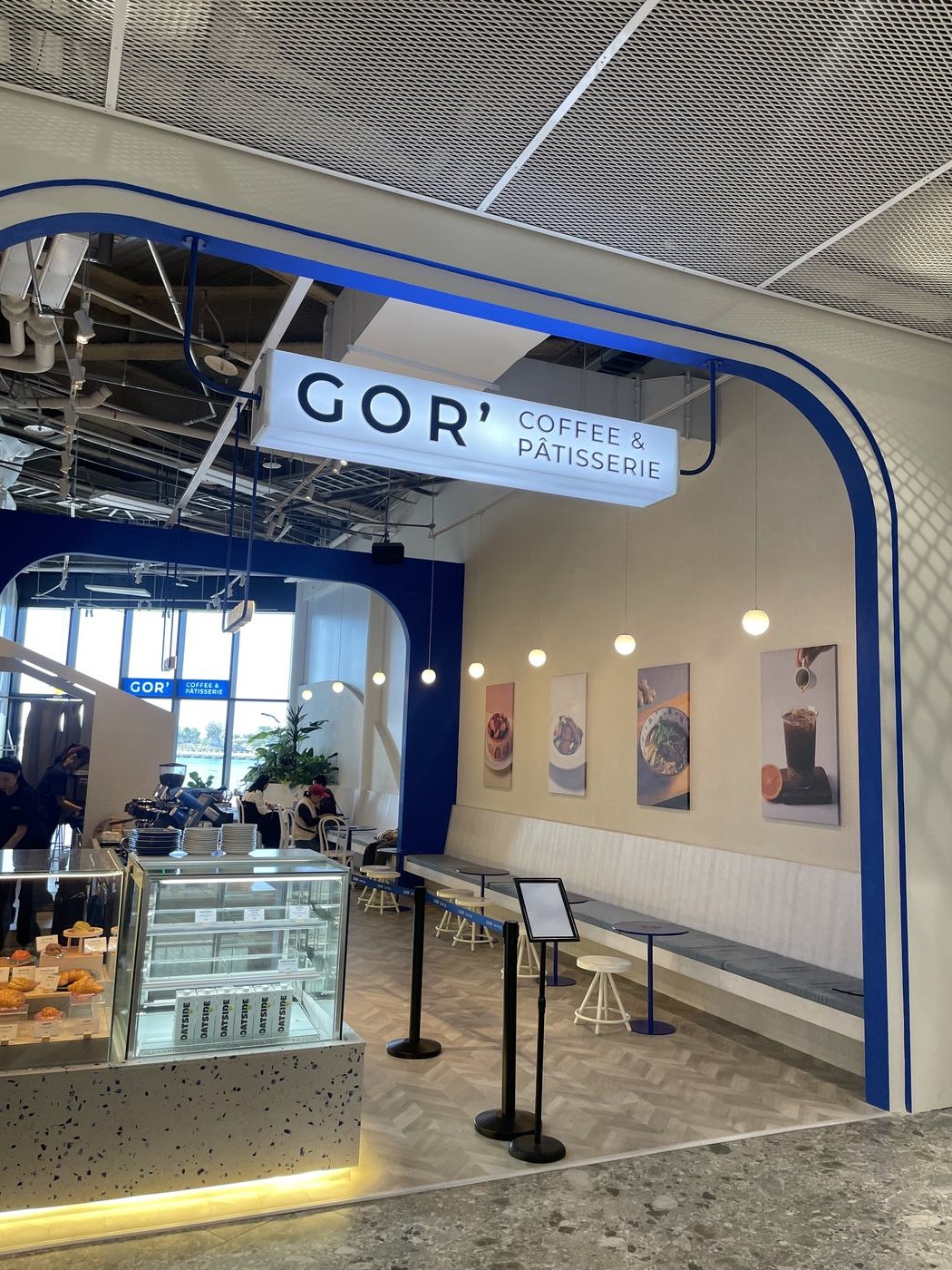 GOR' 高流門市港邊景觀與招牌