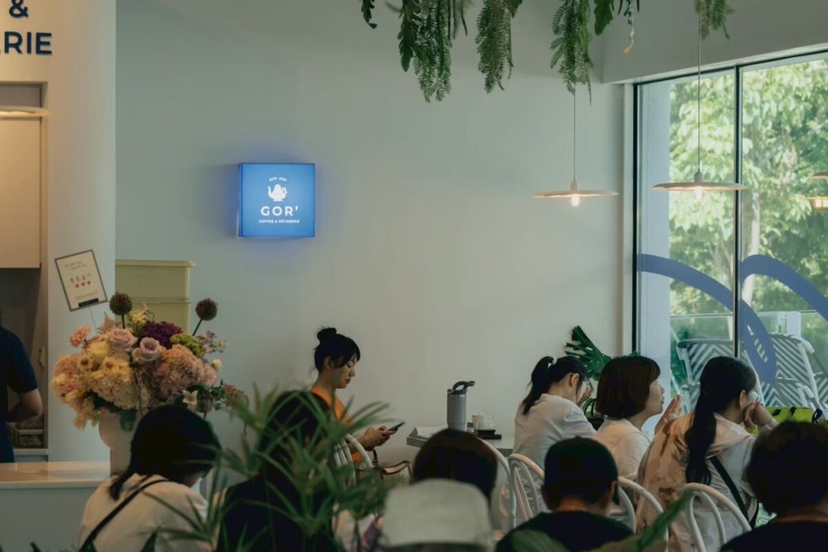 GOR' 內惟門市綠意植栽下的顧客