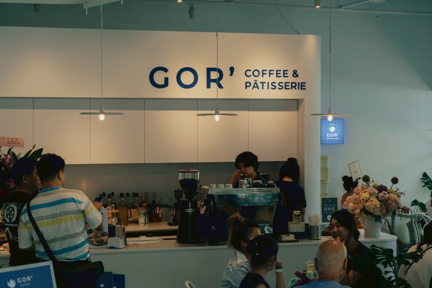 GOR' 內惟門市吧台前的顧客人潮