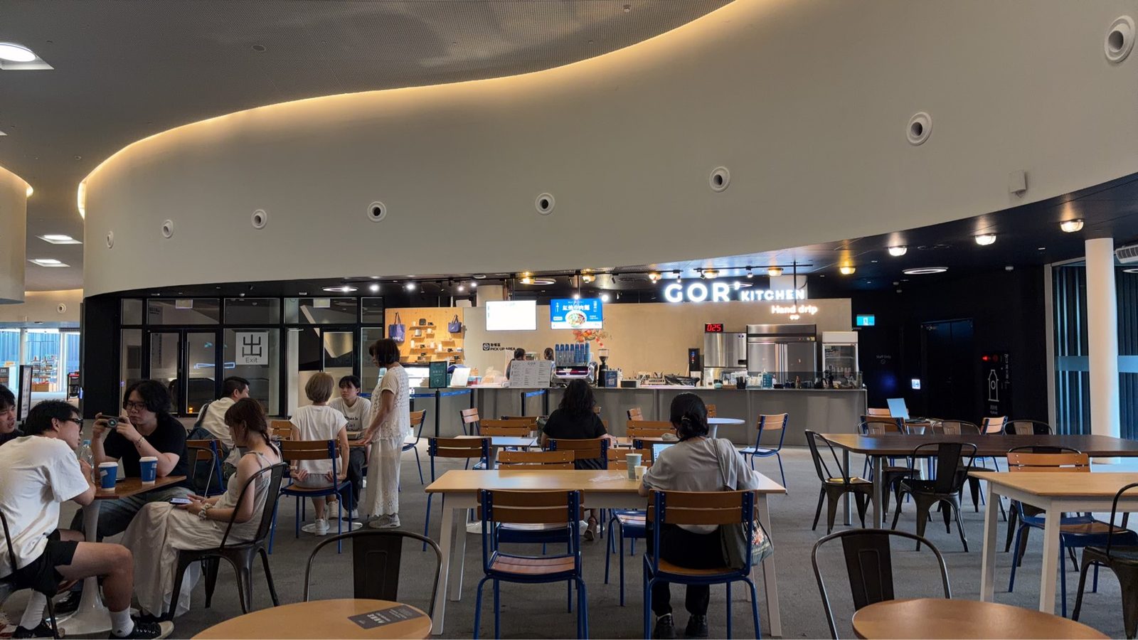 GOR' KITCHEN 衛武營 3 樓樹冠大廳門市，弧形天花板與座席區